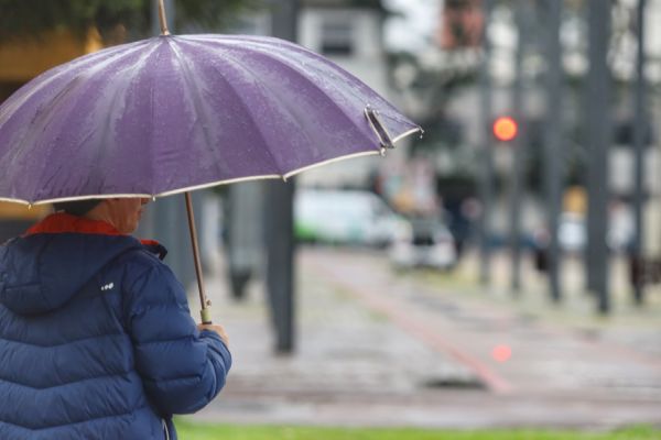 Imagem referente a notícia: Nova frente fria traz chuva ao Paraná entre domingo e segunda, aponta Simepar