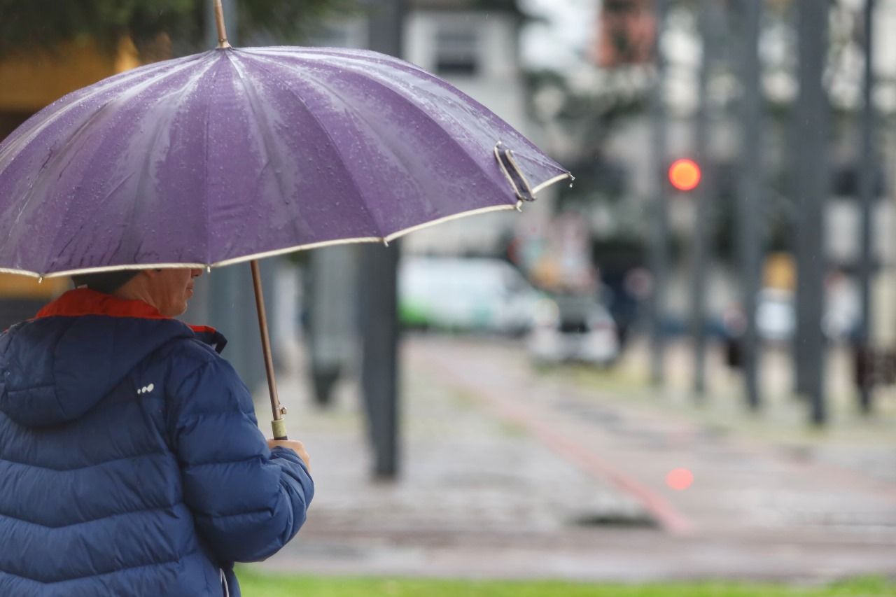 Nova frente fria traz chuva ao Paraná entre domingo e segunda, aponta Simepar