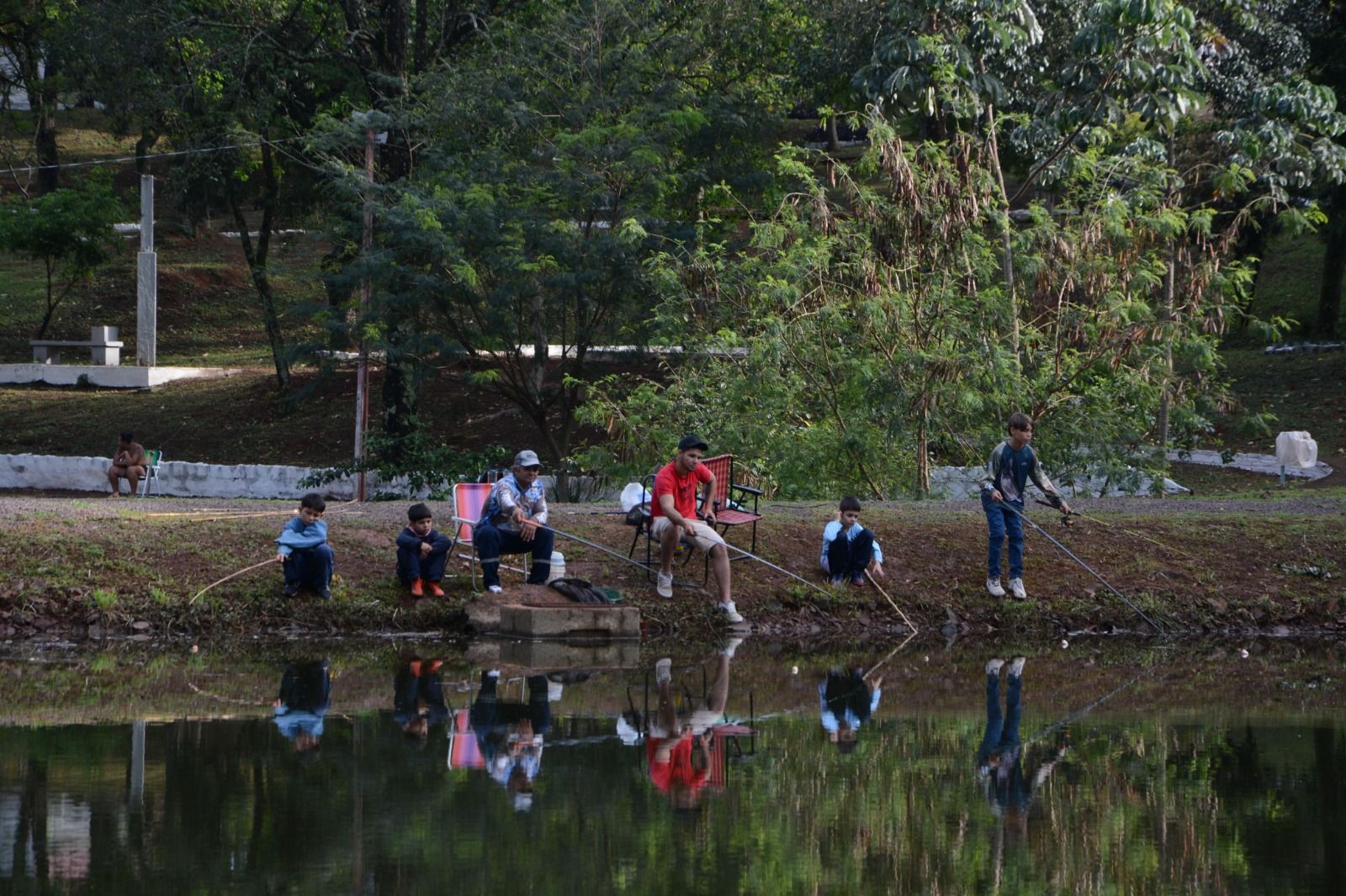 Lago Primavera recebe dia de pesca e atrai centenas de participantes em Corbélia