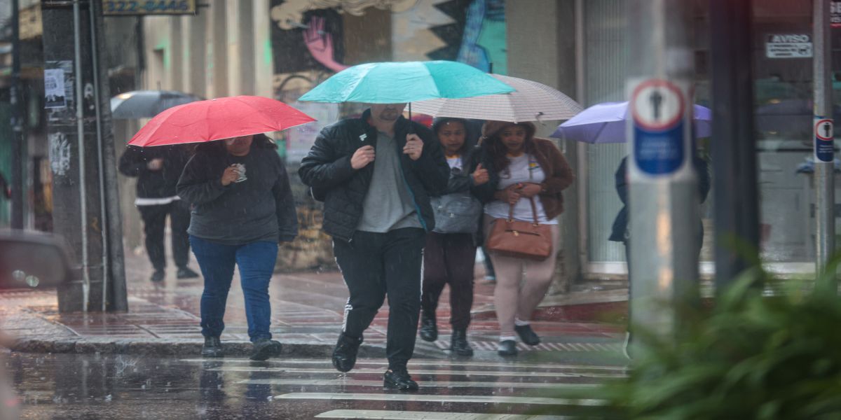 Rajadas de vento e muita chuva: última frente fria do inverno impactou o Paraná