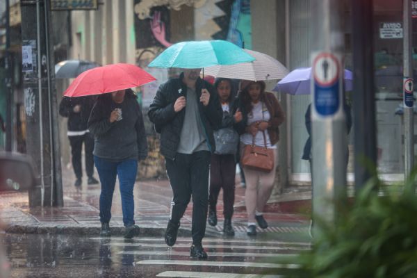 Rajadas de vento e muita chuva: última frente fria do inverno impactou o Paraná