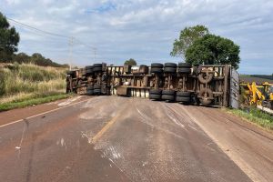 Imagem referente a notícia: Colisão entre três veículos bloqueia BR-369 e deixa motorista ferido entre Cascavel e Corbélia