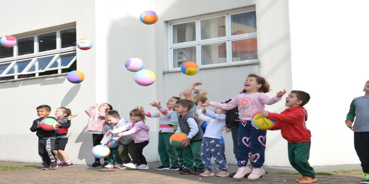 Alunos das escolas e CMEIs de Corbélia recebem bolas pelo Dia das Crianças