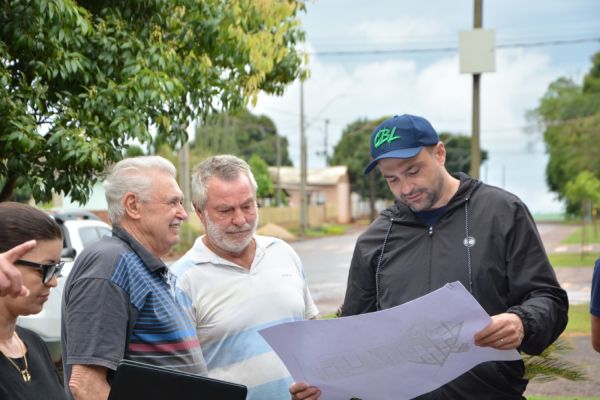 Imagem referente a notícia: Corbélia assina contrato para execução de pavimentação asfáltica na Vila da Escuridão, no distrito da Penha