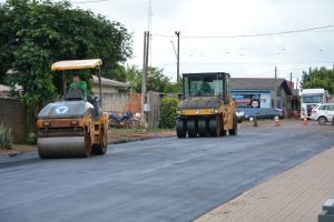 Imagem referente a notícia: Avenida Paraná recebe nova pavimentação asfáltica sem custos para o município