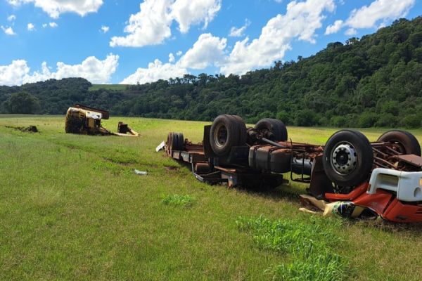 Imagem referente a notícia: Caminhão tomba na PR-573 e motorista morre após grave acidente entre Braganey e Corbélia