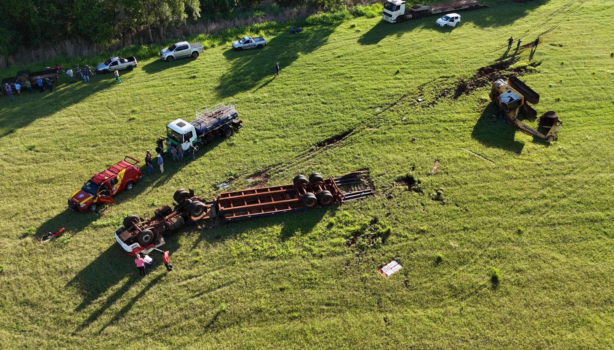 Caminhão tomba na PR-573 e motorista morre após grave acidente entre Corbélia e Braganey