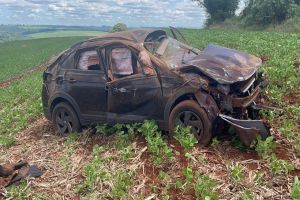 Imagem referente a notícia: Homem morre após capotar Nivus roubado durante perseguição policial na BR-369, entre Corbélia e Cascavel