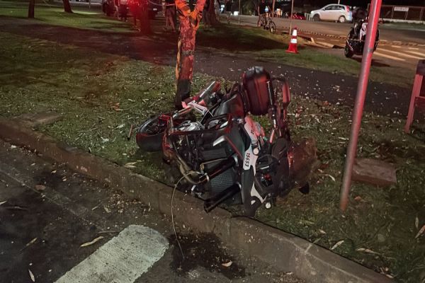 Imagem referente a notícia: Policial morre após acidente durante perseguição na Avenida Tancredo Neves em Cascavel