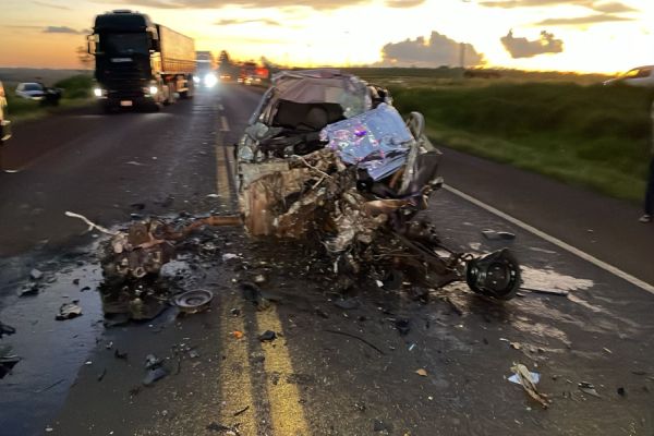 Imagem referente a notícia: Homem morre e outras duas pessoas ficam em estado gravíssimo após violenta colisão na BR-369, em Cascavel