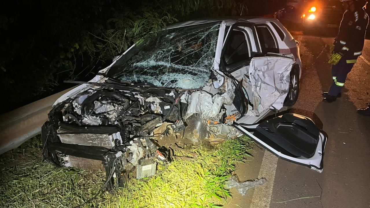 Polo fica totalmente destruído após colidir contra guardrail na BR-369 em Corbélia