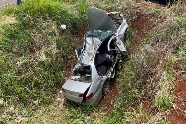 Após saída de pista, Siena colide contra barranco e deixa condutora presa nas ferragens na BR-369 em Corbélia