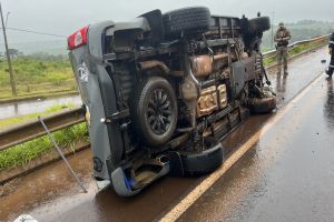 Imagem referente a notícia: Viatura da Polícia Penal capota após aquaplanagem na BR-369, em Corbélia