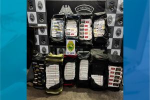 Imagem referente a notícia: Patrulha Rural apreende 10 bolsas com cigarros contrabandeados em ônibus intermunicipal