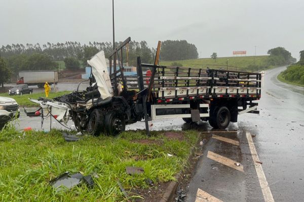 Imagem referente a notícia: Colisão frontal entre caminhões deixa três pessoas feridas e mobiliza equipes de emergência na BR-369