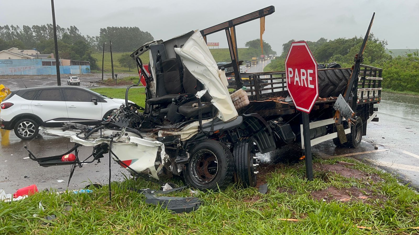 Colisão frontal entre caminhões deixa três pessoas feridas e mobiliza equipes de emergência na BR-369