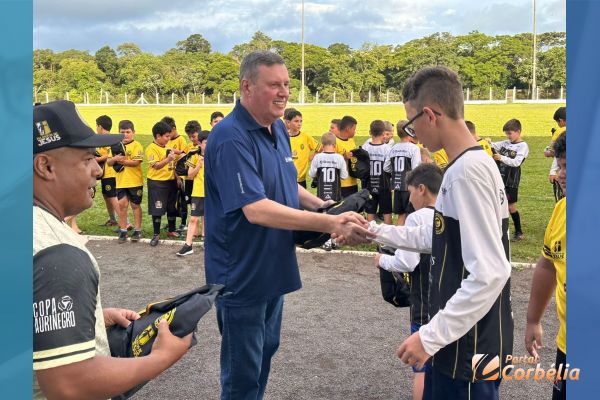 Imagem referente a notícia: Projeto Talentos de Jesus entrega presentes de Natal a alunos em Corbélia