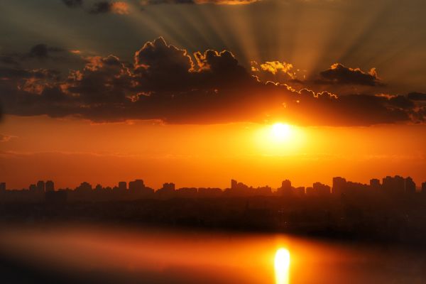 Verão começa neste domingo e terá muito calor e chuvas irregulares no Paraná
