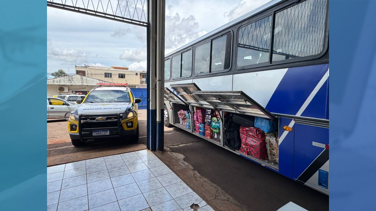 PM apreende mercadorias de contrabando em ônibus na BR-369, em Ubiratã
