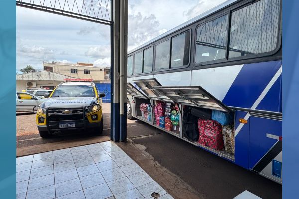 PM apreende mercadorias de contrabando em ônibus na BR-369, em Ubiratã