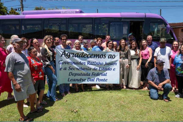 Imagem referente a notícia: Corbélia recebe ônibus adaptado para idosos e veículo para o Conselho da Mulher