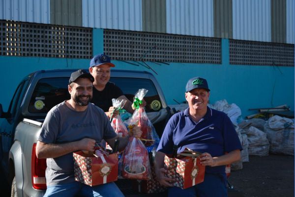 Imagem referente a notícia: ACOMAR recebe doação de cestas de Natal em ação solidária em Corbélia