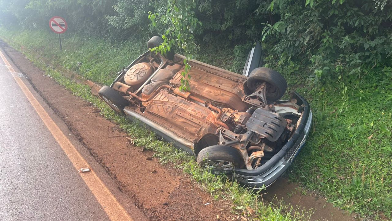 Tombamento de veículo é registrado na PR-573, em Corbélia