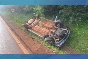 Imagem referente a notícia: Tombamento de veículo é registrado na PR-573, em Corbélia