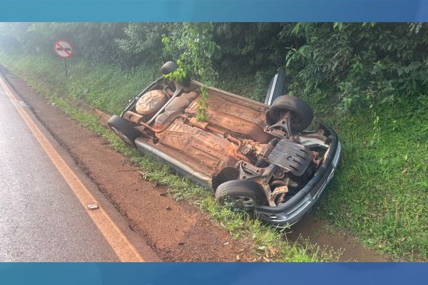 Imagem referente a notícia: Tombamento de veículo é registrado na PR-573, em Corbélia