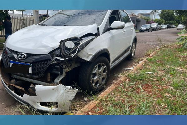 Colisão entre HB20 e caminhonete é registrada na rua General Osório em Corbélia