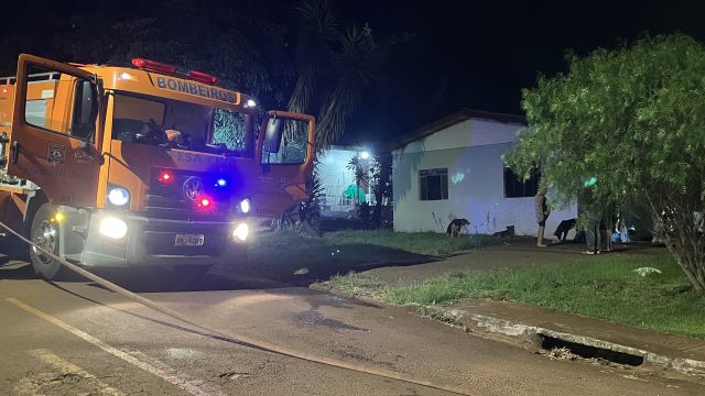 Imagem referente a notícia: Incêndio atinge residência no bairro Alvorada do Sol em Corbélia