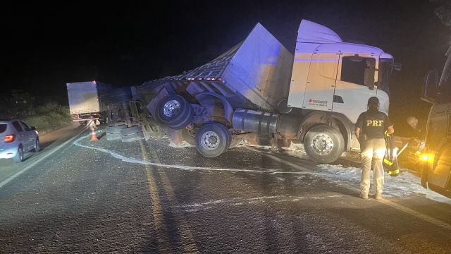 Imagem referente a notícia: Tombamento de bitrem interdita parcialmente a BR-369 em Corbélia