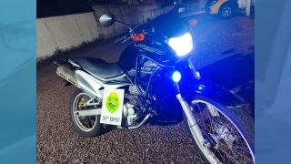 Imagem referente a notícia: Motocicleta irregular é apreendida durante patrulhamento em Ouro Verde do Piquiri