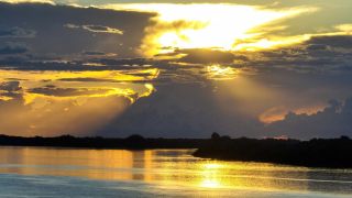 Imagem referente a notícia: Com fim do fenômeno La Niña, fevereiro terá tempo abafado e chuvas de verão no Paraná