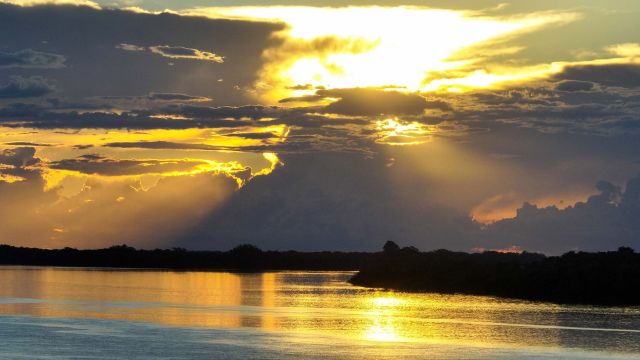 Imagem referente a notícia: Com fim do fenômeno La Niña, fevereiro terá tempo abafado e chuvas de verão no Paraná