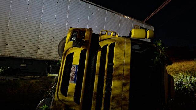 Carreta tomba na BR-369 em Corbélia durante a madrugada
