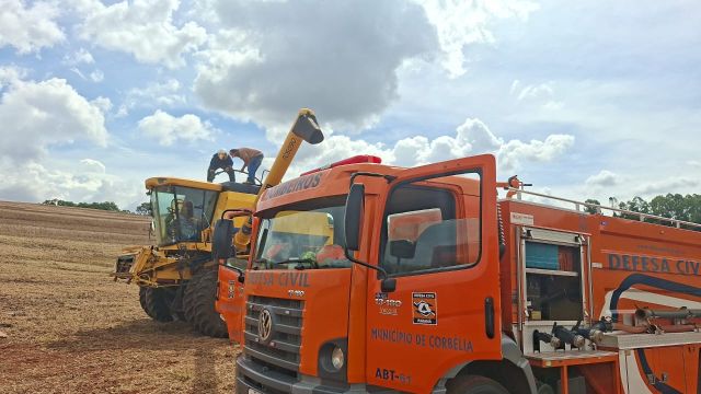 Imagem referente a notícia: Defesa Civil age rápido e controla incêndio em máquina agrícola no Rio das Antas