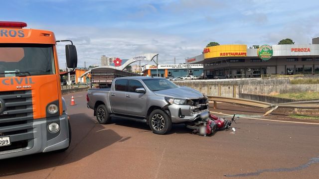 Moto fica sob caminhonete após colisão no trevo da BR-369 e deixa dois feridos em Corbélia