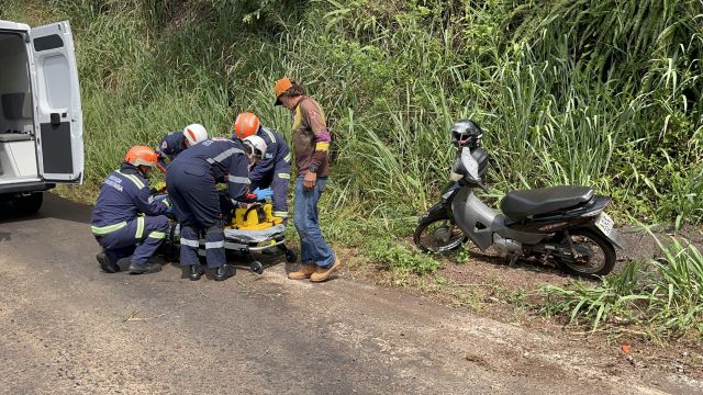 Mulher cai de moto na PR-573 entre Corbélia e Braganey e mobiliza equipes de resgate