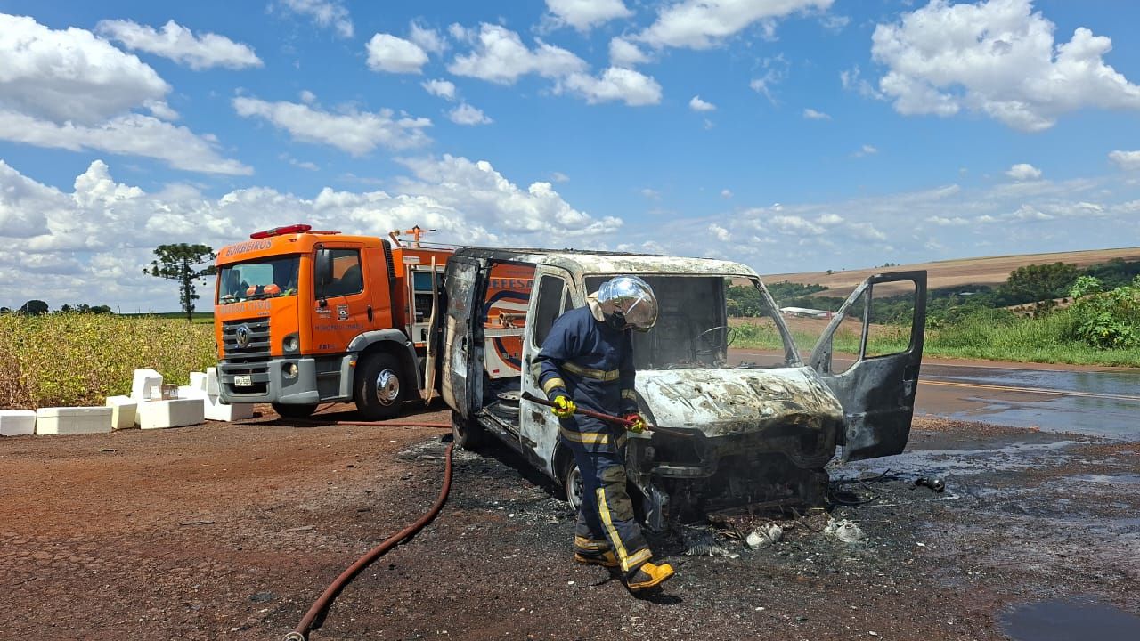 Van pega fogo na BR-369 próximo a Ouro Verde do Piquiri e fica destruída
