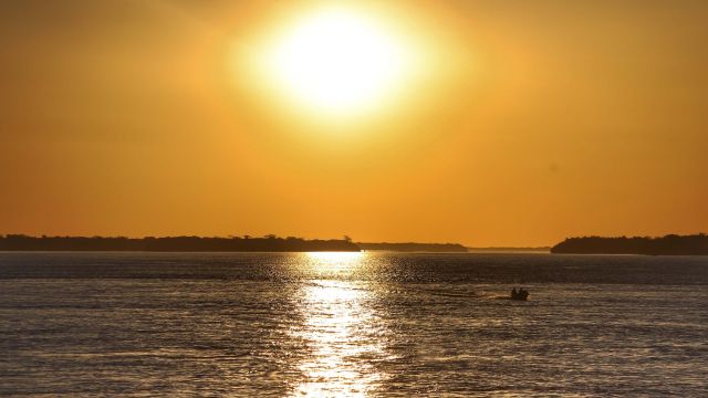 Imagem referente a notícia: Aviso meteorológico: sexta-feira terá recordes de calor e sábado tempestades no Paraná