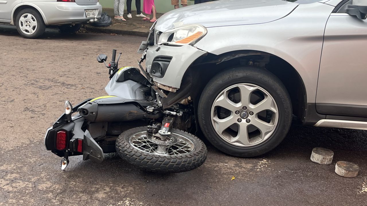 Condutor abandona local após colisão entre Volvo e moto em Corbélia