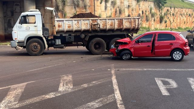 Imagem referente a notícia: Colisão entre caminhão da Prefeitura e Gol deixa veículo destruído em Corbélia