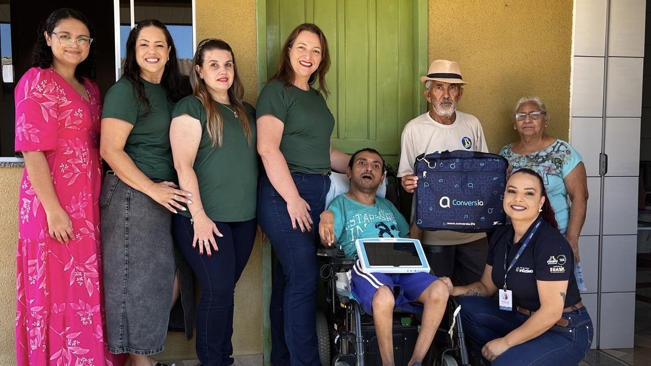 Aluno da APAE de Corbélia recebe equipamento que amplia comunicação e autonomia