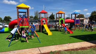 Imagem referente a notícia: Escola Dom Bosco e CMEI 1ª Infância recebem novos playgrounds no Distrito da Penha
