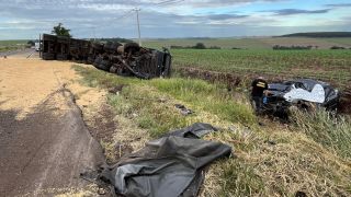 Imagem referente a notícia: Homem morre após colisão frontal entre Vectra e caminhão na BR-369, entre Cascavel e Corbélia