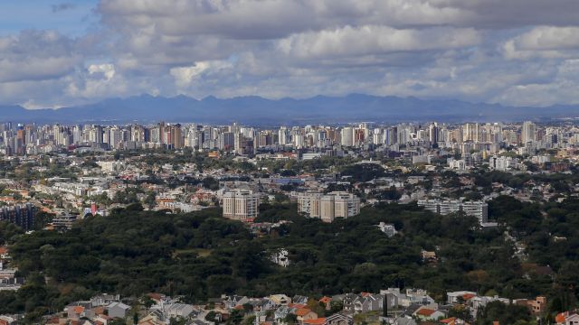Imagem referente a notícia: Semana típica de verão: tempo abafado e chuva de fim de tarde no Paraná