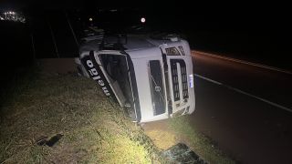 Imagem referente a notícia: Carreta carregada com farelo de soja tomba na BR-369