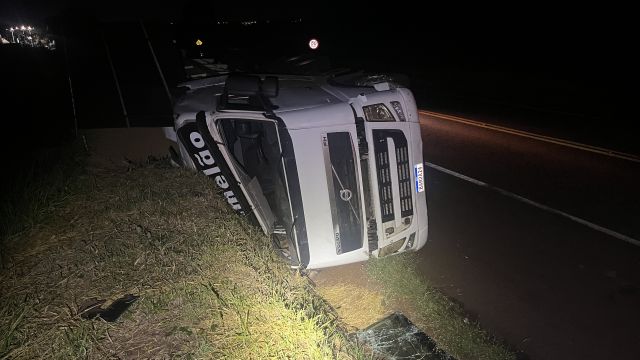 Imagem referente a notícia: Carreta carregada com soja tomba na BR-369