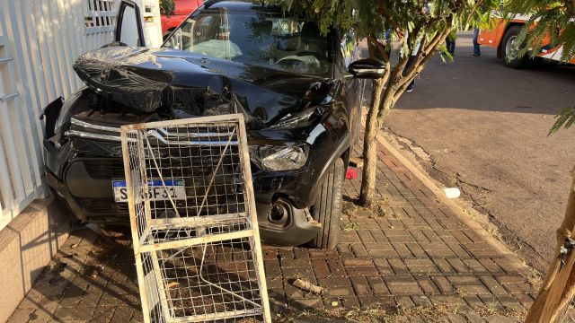 Imagem referente a notícia: Colisão entre Siena e C3 mobiliza socorristas no centro de Corbélia